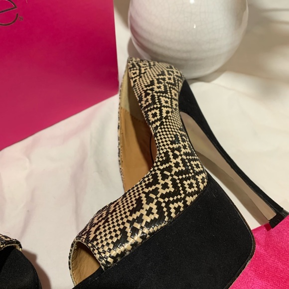 Shoe Dazzle Platform Peep Toe Heels - Picture 2 of 4